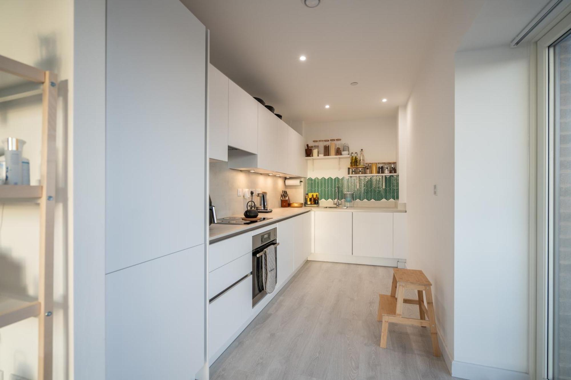 Апартаменты Sunset Retreat: Steps From Heathrow/Twickenham Хаунслоу Экстерьер фото