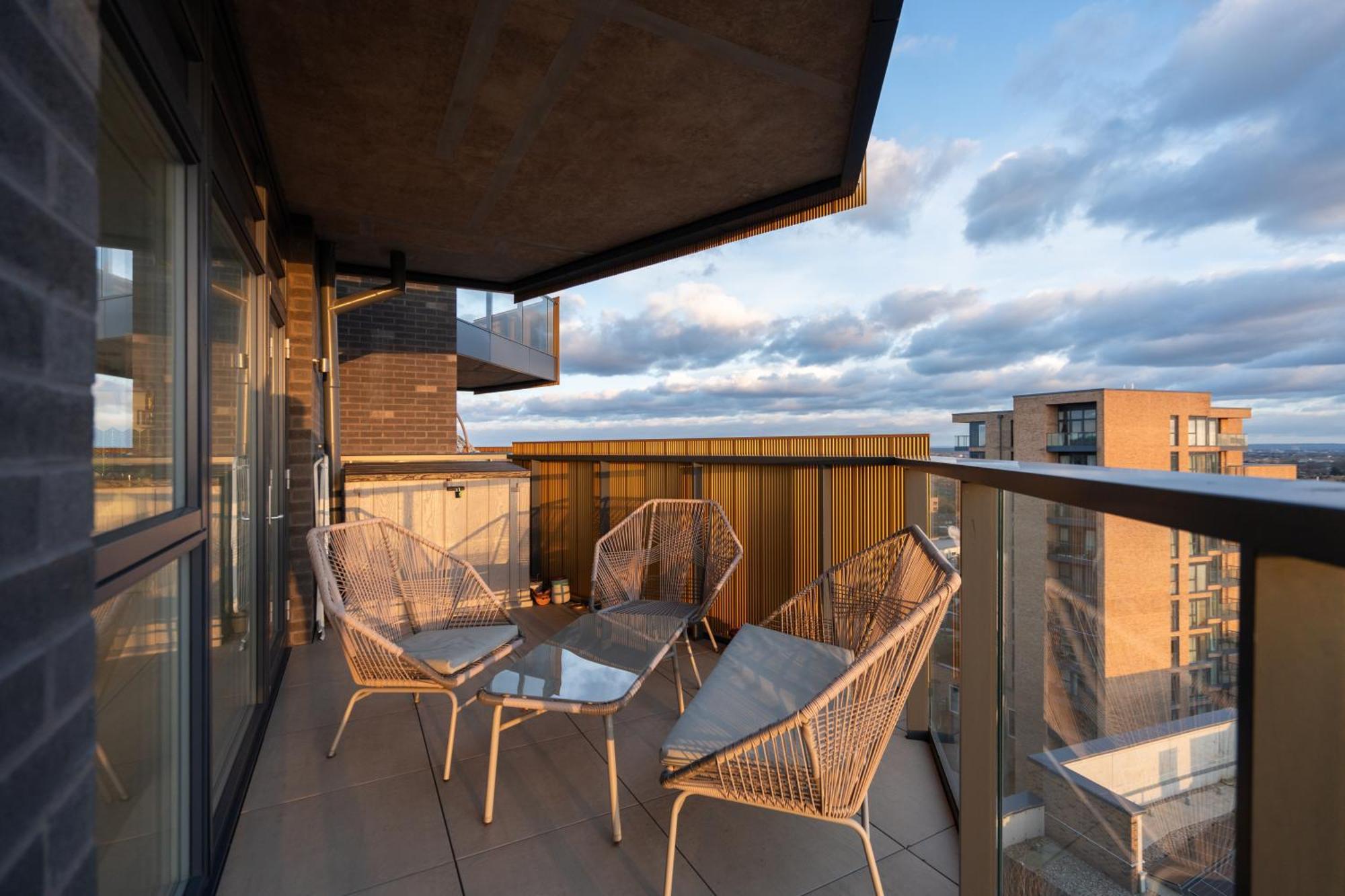 Апартаменты Sunset Retreat: Steps From Heathrow/Twickenham Хаунслоу Экстерьер фото
