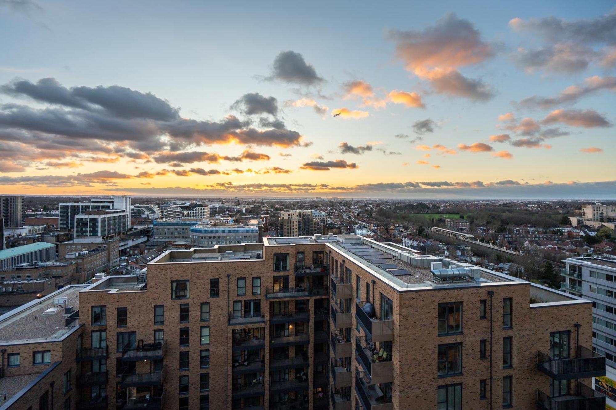 Апартаменты Sunset Retreat: Steps From Heathrow/Twickenham Хаунслоу Экстерьер фото