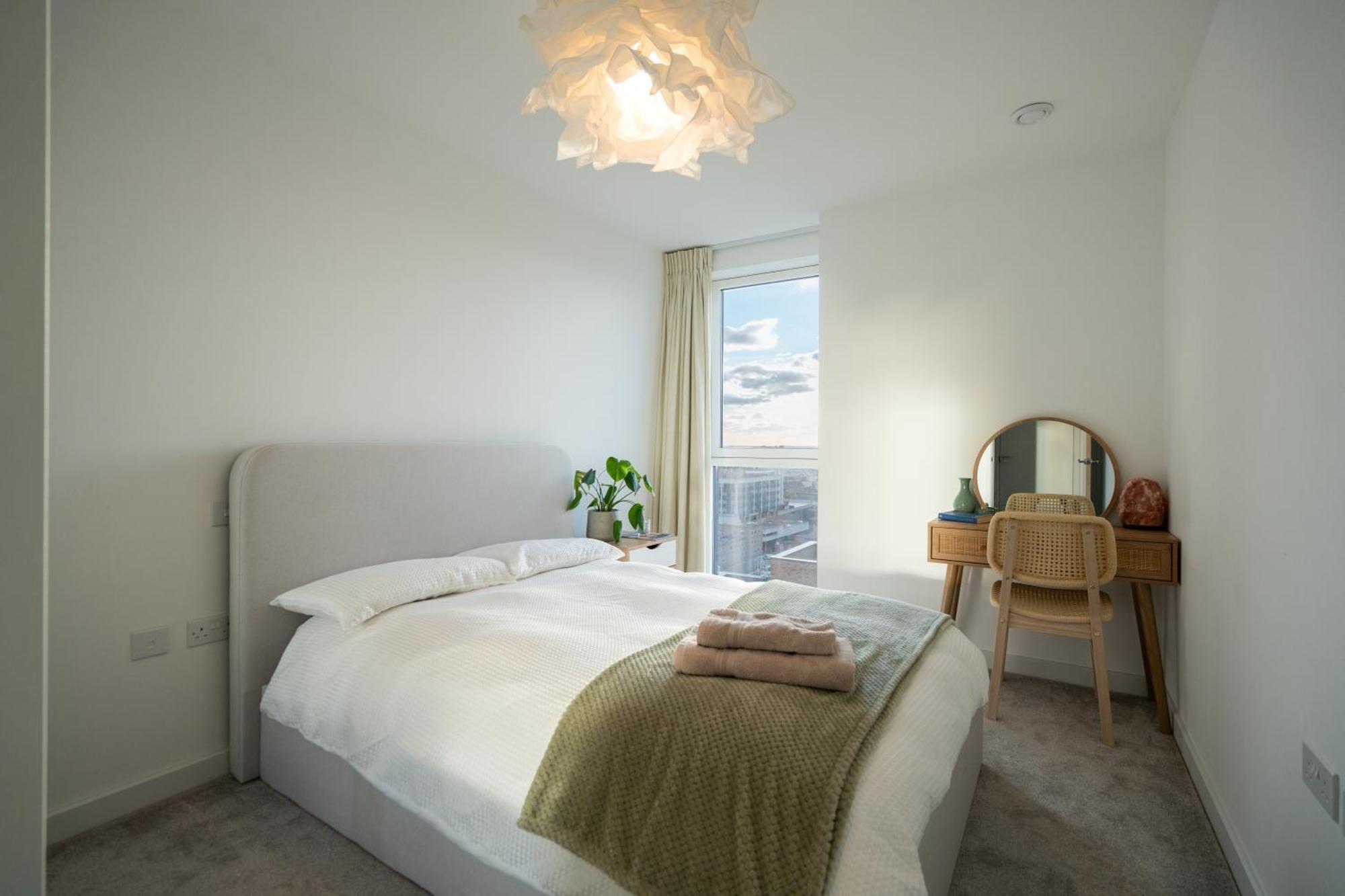 Апартаменты Sunset Retreat: Steps From Heathrow/Twickenham Хаунслоу Экстерьер фото