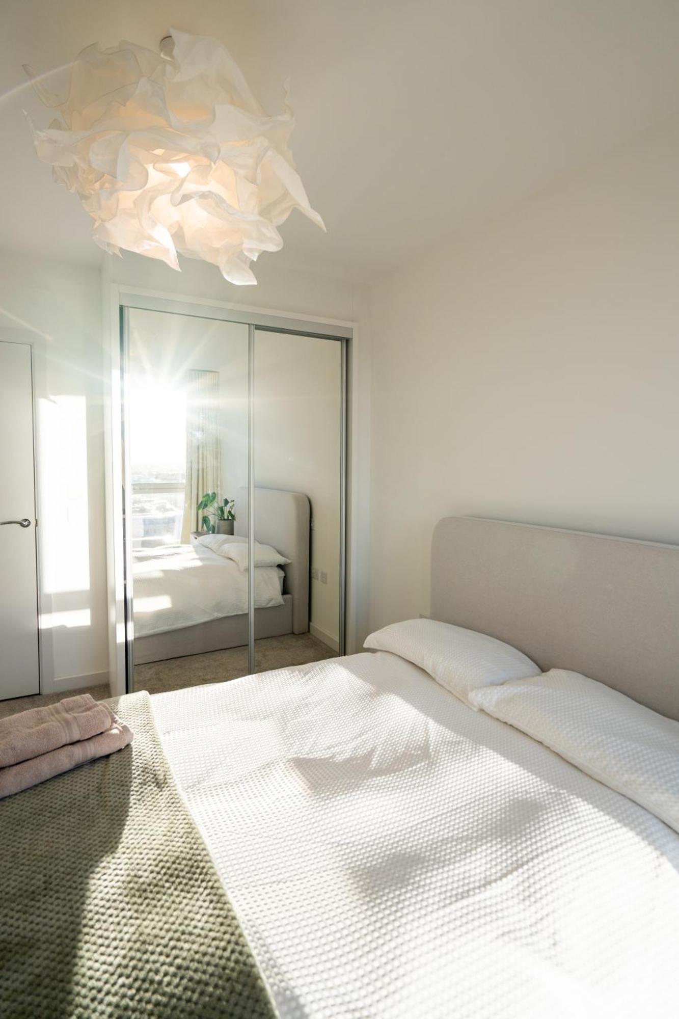 Апартаменты Sunset Retreat: Steps From Heathrow/Twickenham Хаунслоу Экстерьер фото