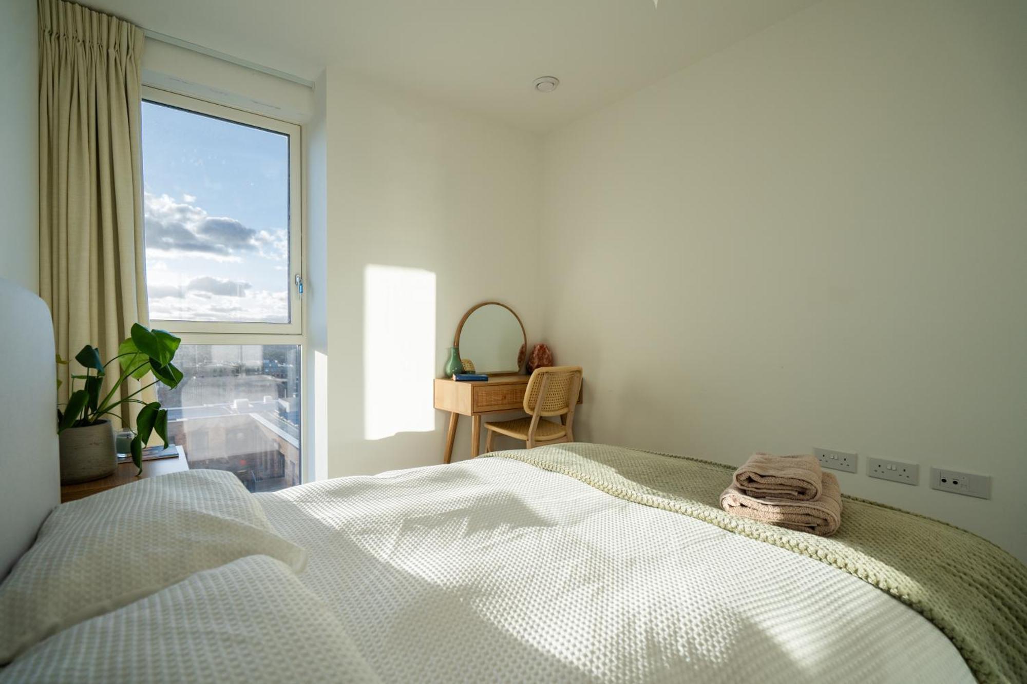 Апартаменты Sunset Retreat: Steps From Heathrow/Twickenham Хаунслоу Экстерьер фото