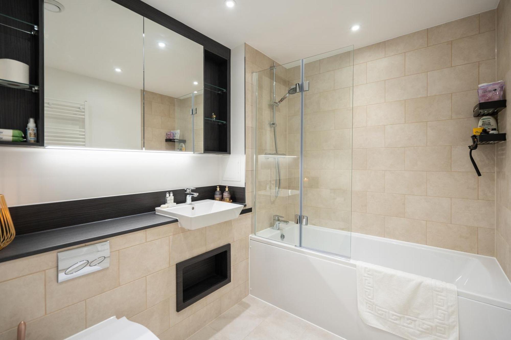 Апартаменты Sunset Retreat: Steps From Heathrow/Twickenham Хаунслоу Экстерьер фото